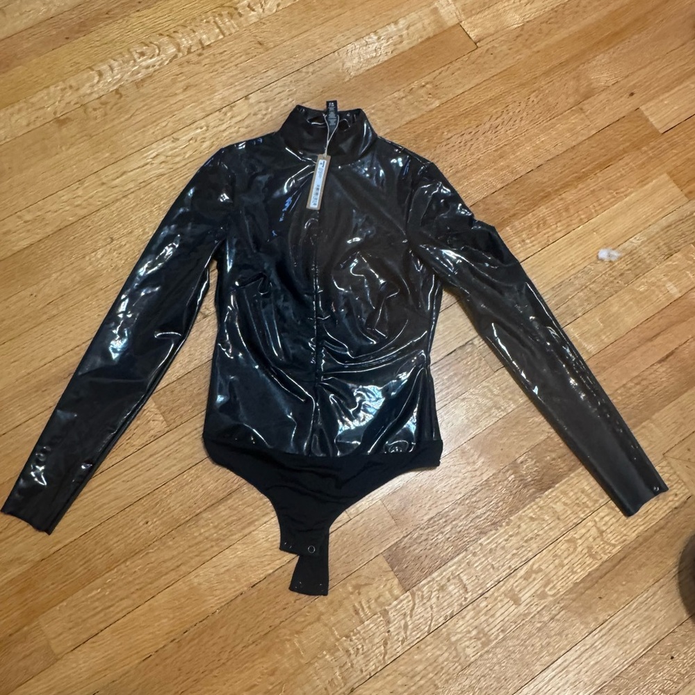 SKIMS stretch vinyl long sleeve Glossy onyx Bodysuit